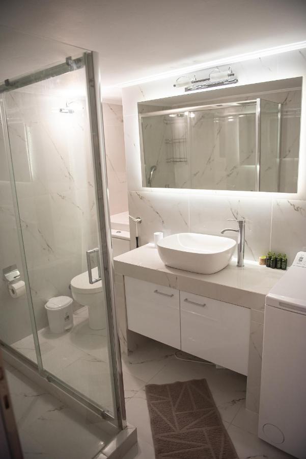 Spacious Renovated Flat 10min To Metro Station Athens